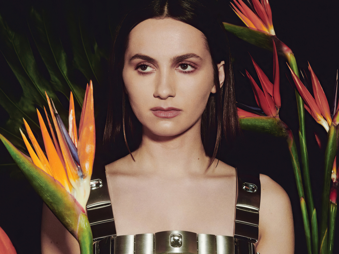 Актриса Мод Апатоу с цветами