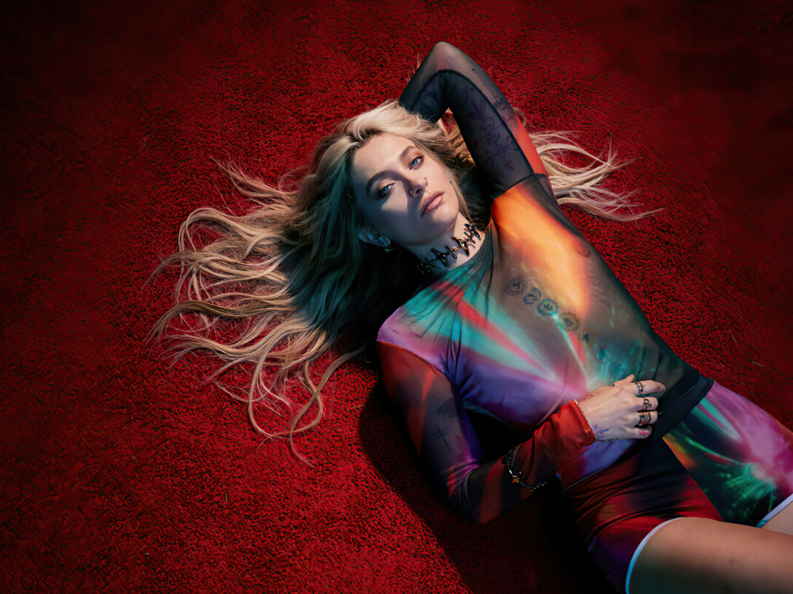 Актриса Пэрис Джексон лежит на красном полу