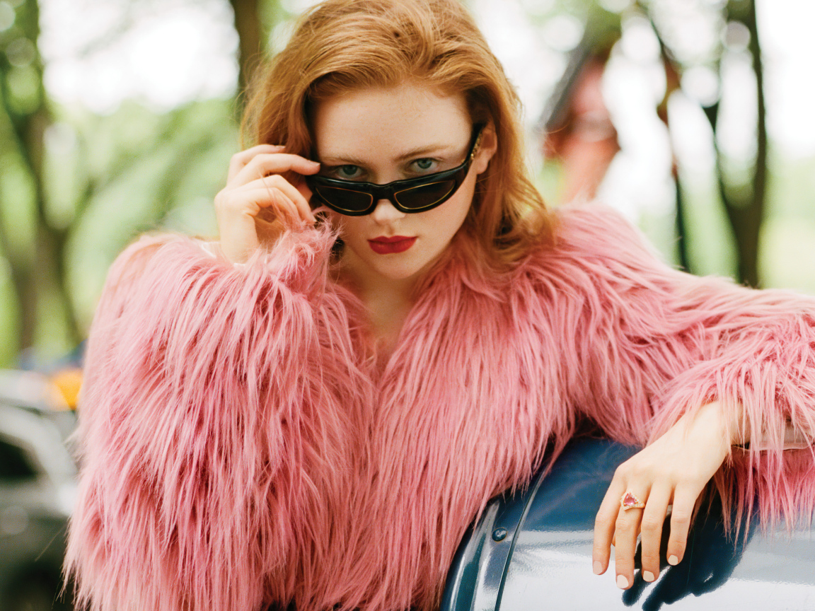Актриса Сэди Синк в розовой шубе