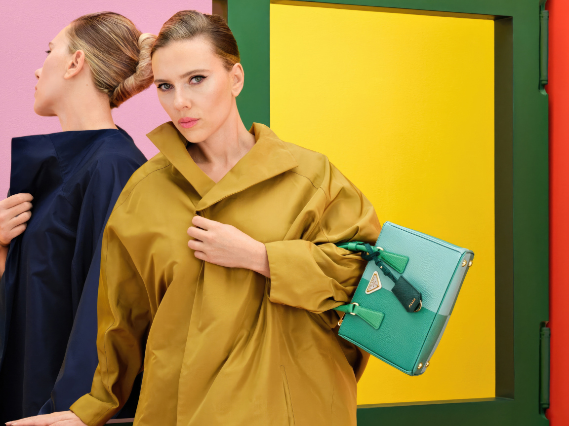 Актриса Скарлетт Йоханссон в пальто с сумкой Прада