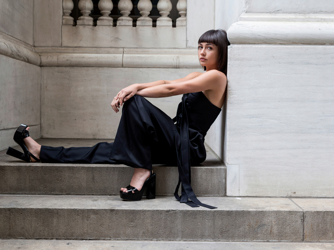 Актриса Сидни Чэндлер сидит на ступеньках