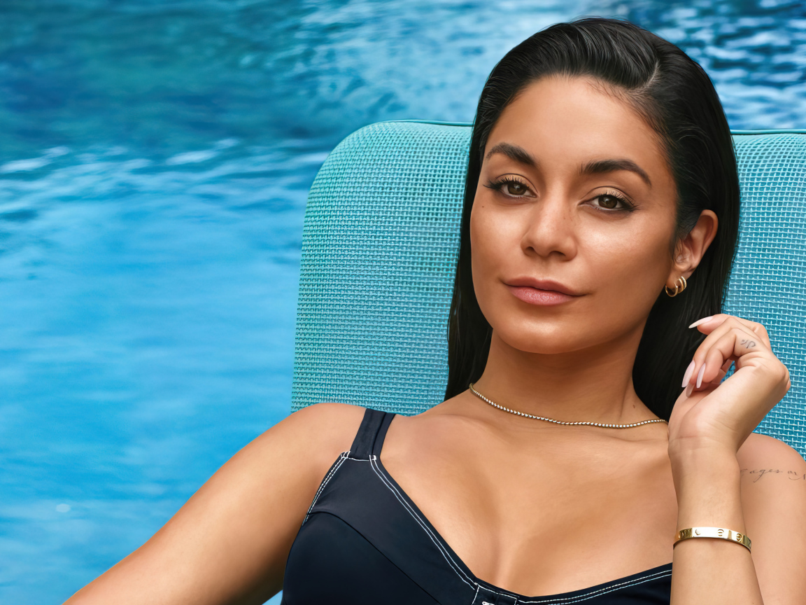 Актриса Ванесса Хадженс сидит у бассейна