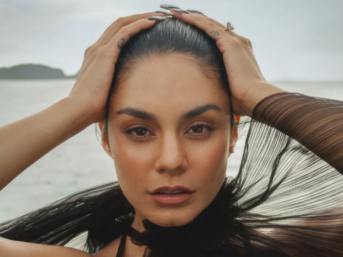 Актриса Ванесса Хадженс стоит в воде