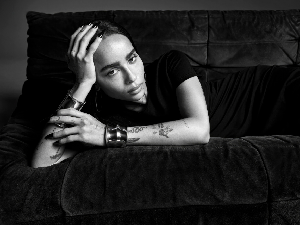 Актриса Зои Кравиц лежит на диване черно-белое фото