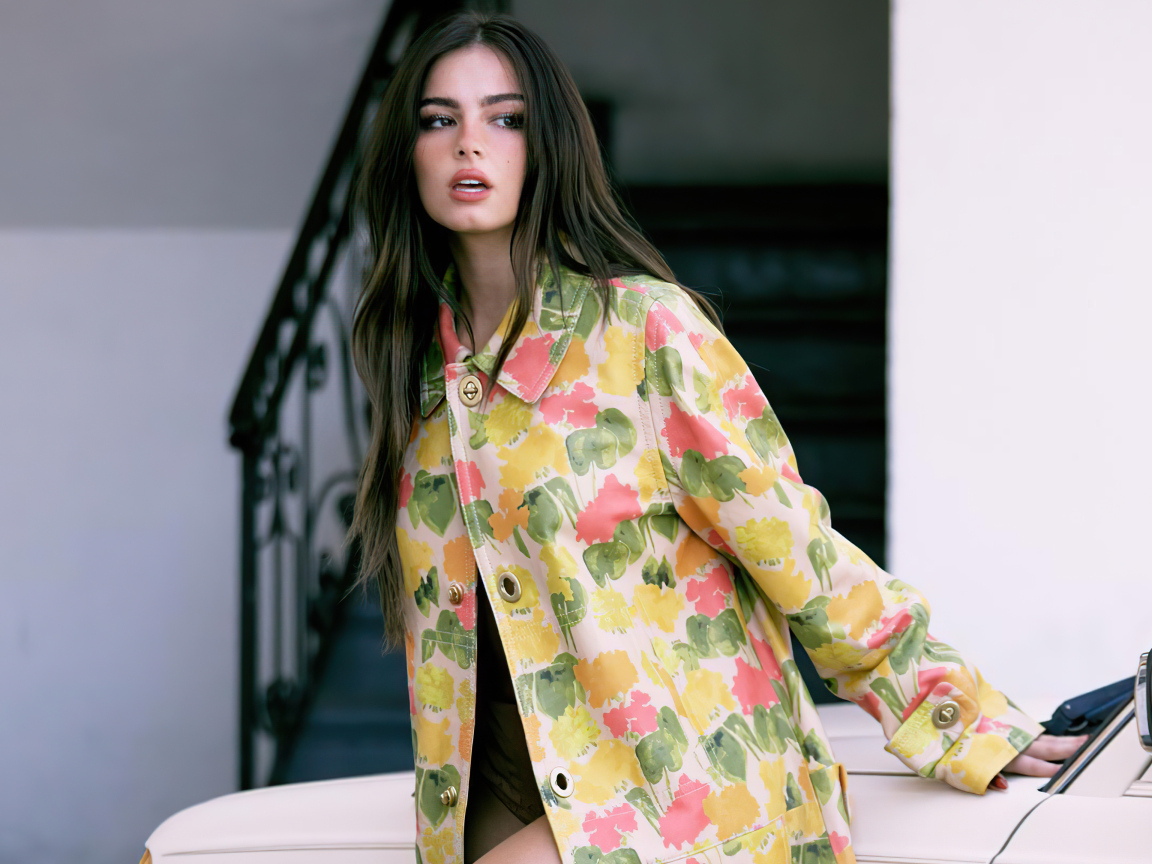 Американская актриса Эддисон Рэй стоит у автомобиля