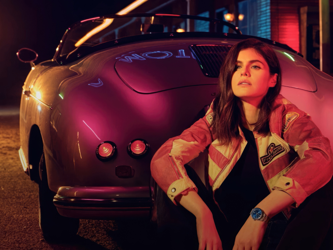 Американская актриса Александра Даддарио сидит у автомобиля