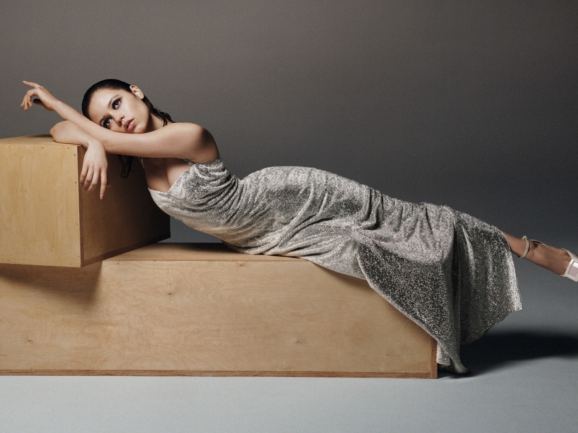 Американская актриса Дженна Ортега в красивом сером платье