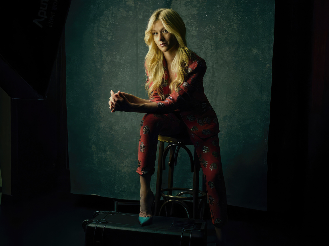 Американская актриса Кэтрин Макнамара в костюме