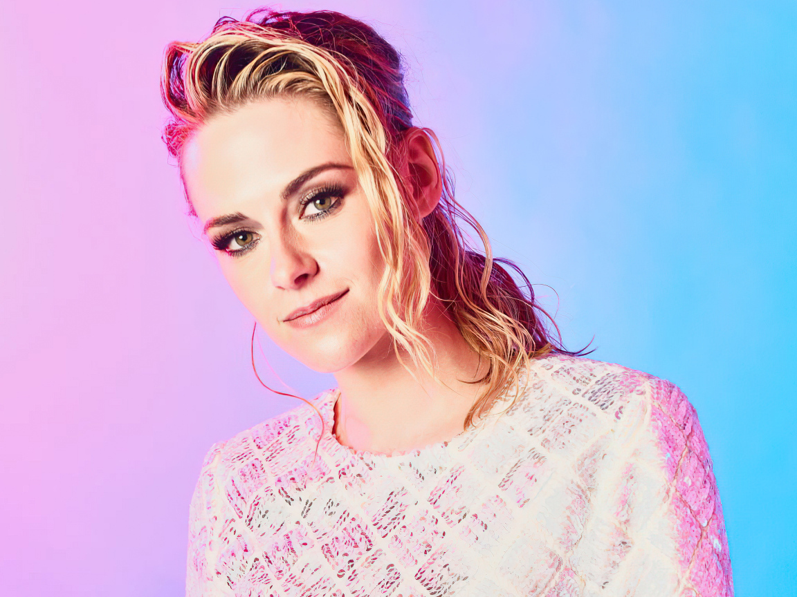 Американская актриса Кристен Стюарт в розовом платье