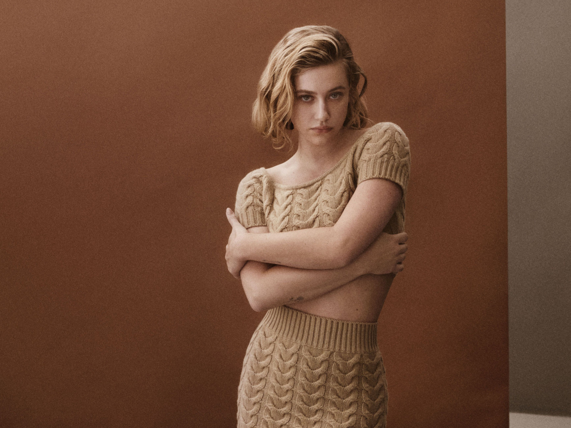 Американская актриса Лили Рейнхарт в вязаном костюме