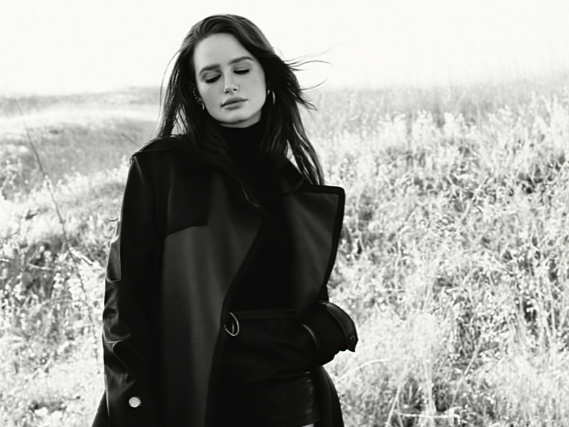 Американская актриса Мэделин Петш в черном пальто