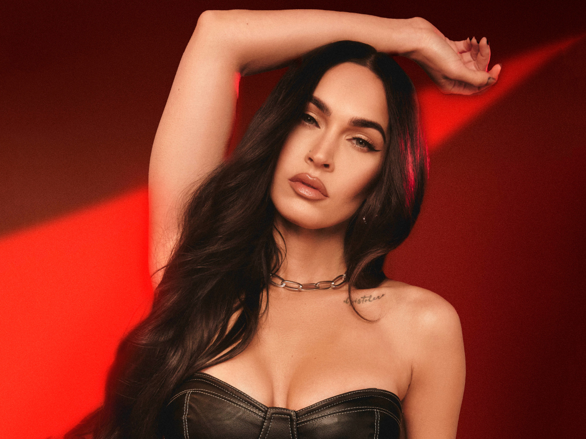 Американская актриса  Меган Фокс на красном фоне