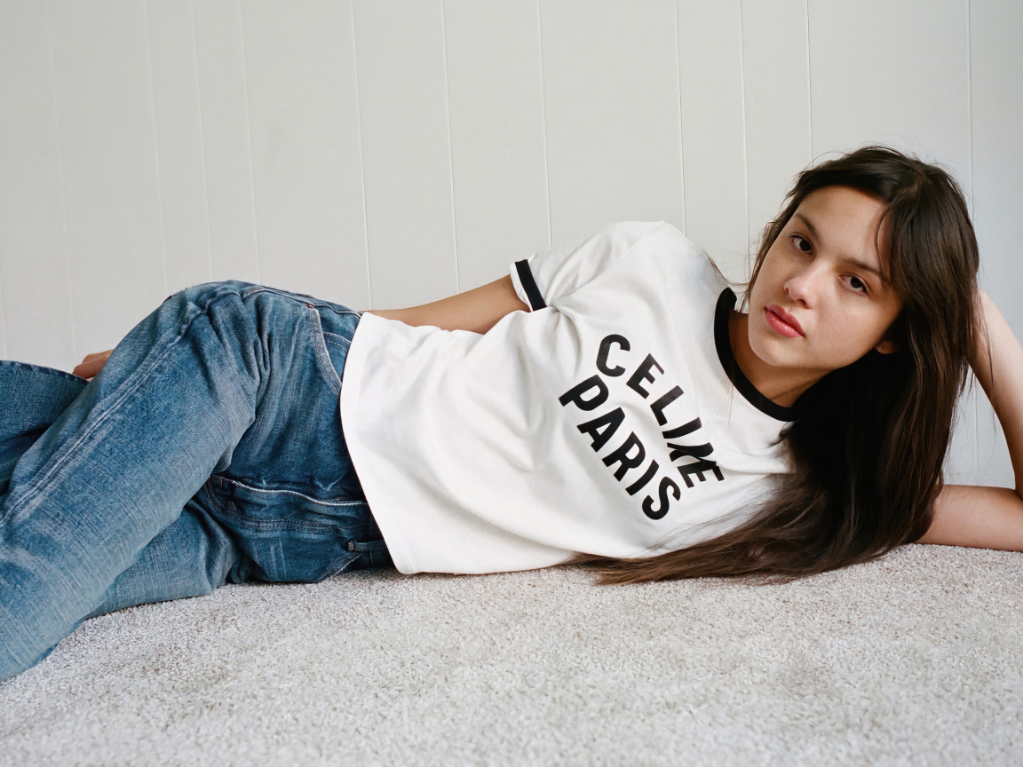 Американская актриса Оливия Родриго в голубых джинсах