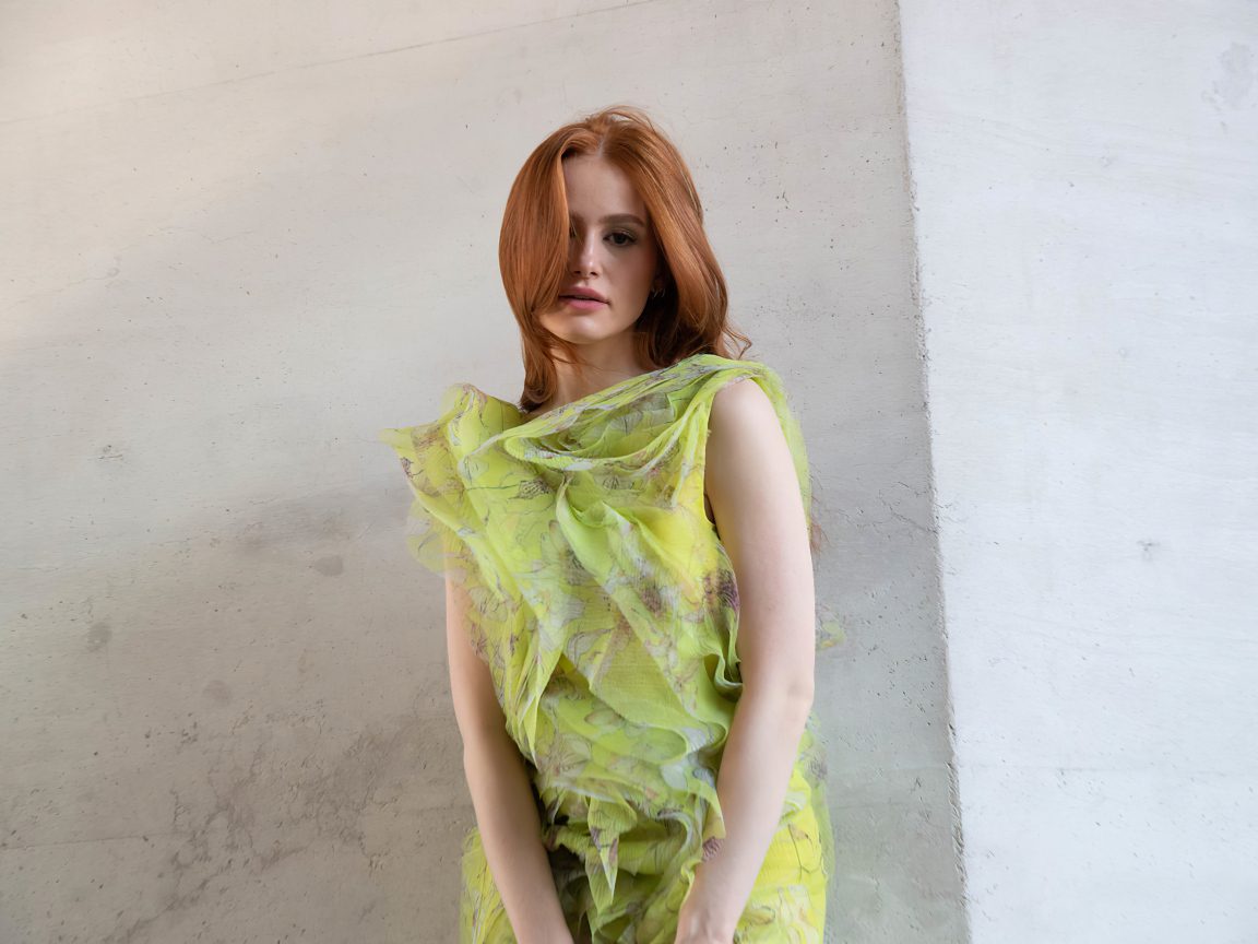 Американская рыжеволосая актриса Мэделин Петш у стены