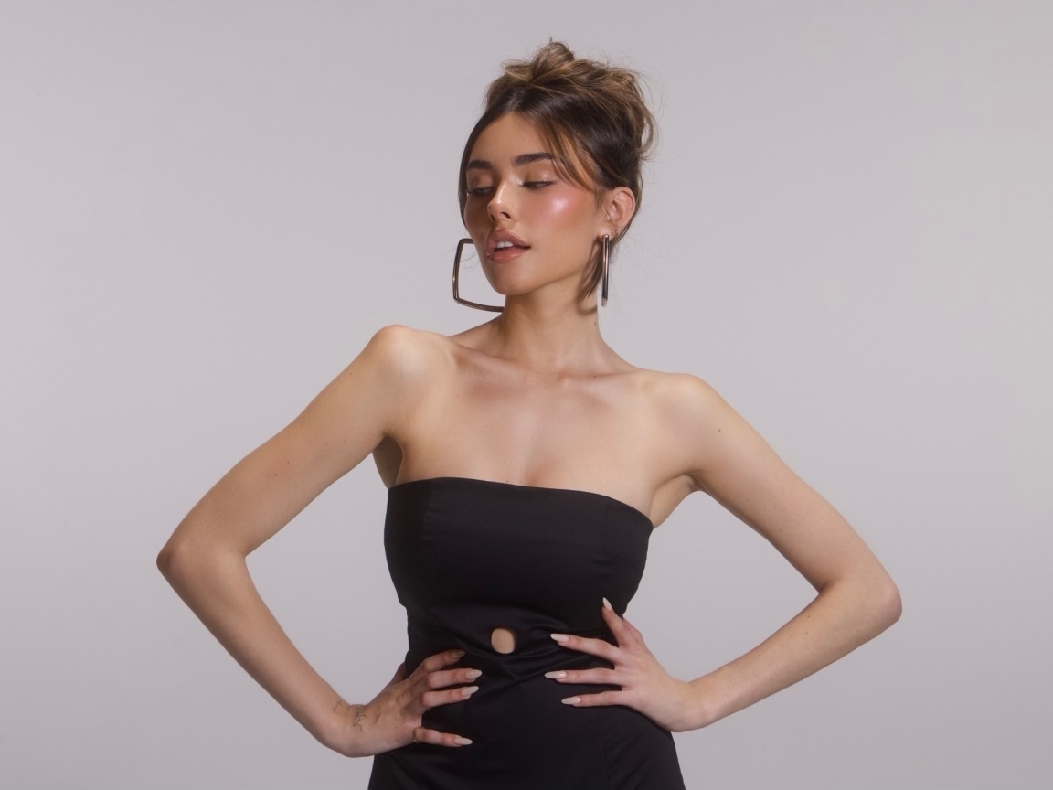 Американская певица Мэдисон Бир в черном платье