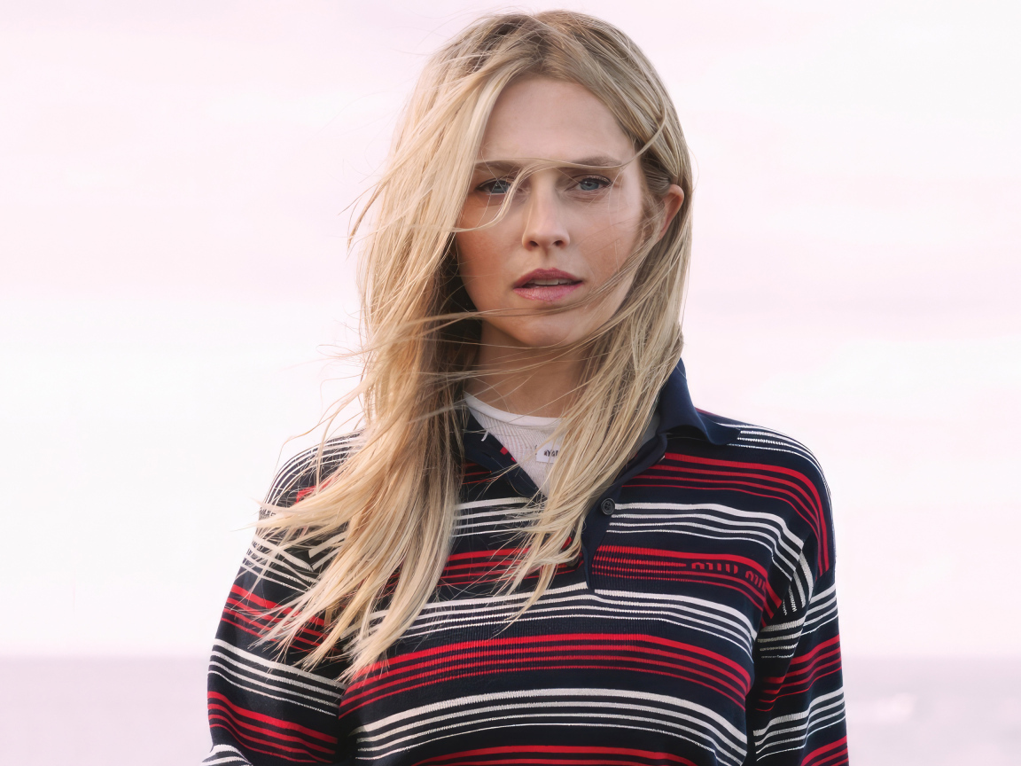 Австралийская актриса Тереза Палмер в свитере