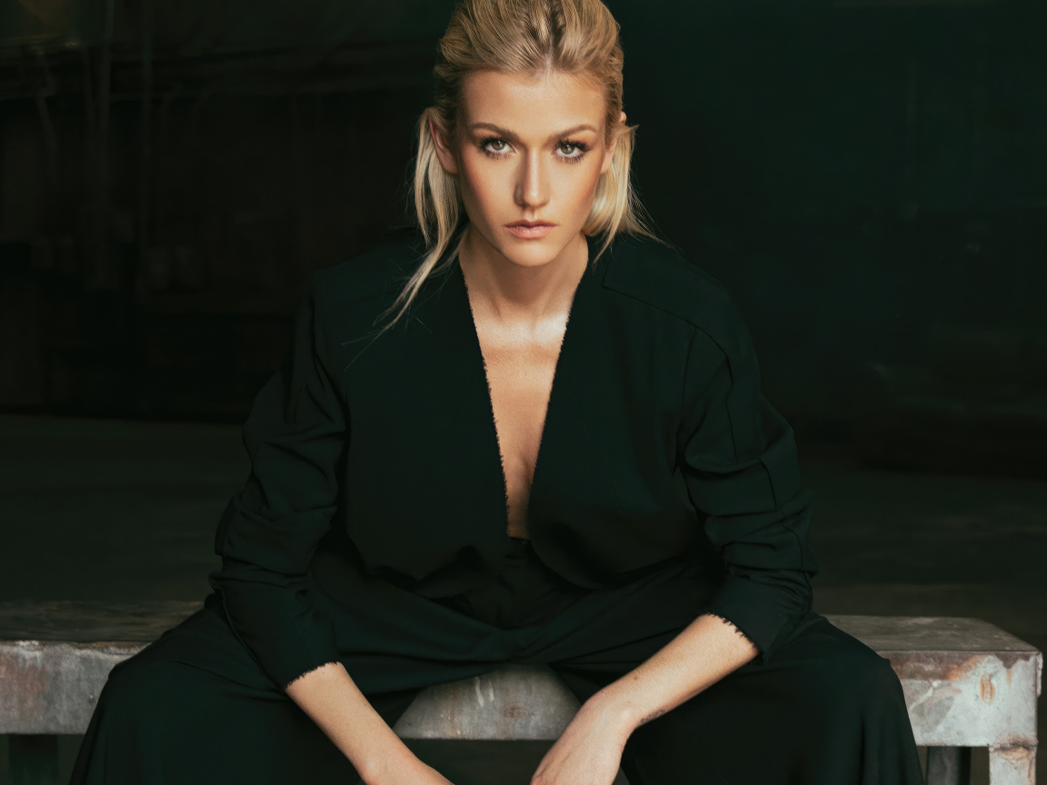 Красивая блондинка  актриса Кэтрин Макнамара в черном костюме