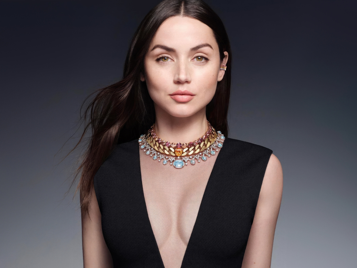 Красивое украшение на шее актрисы Ана де Армас