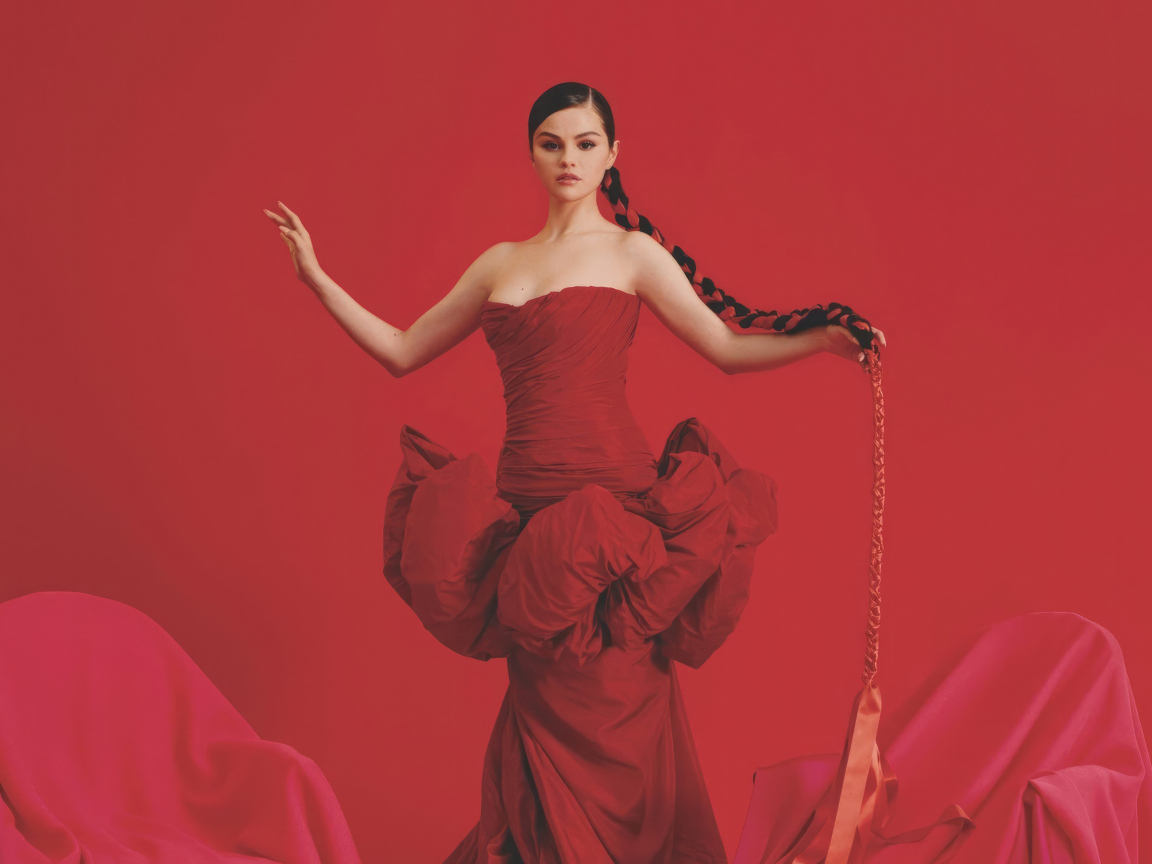 Красивая молодая девушка Селена Гомес в красном платье