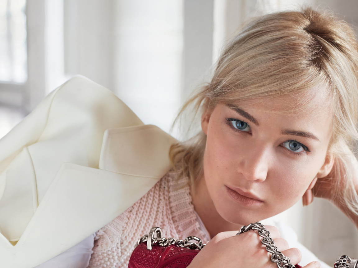 Голубоглазая актриса Дженнифер Лоуренс в белом пиджаке