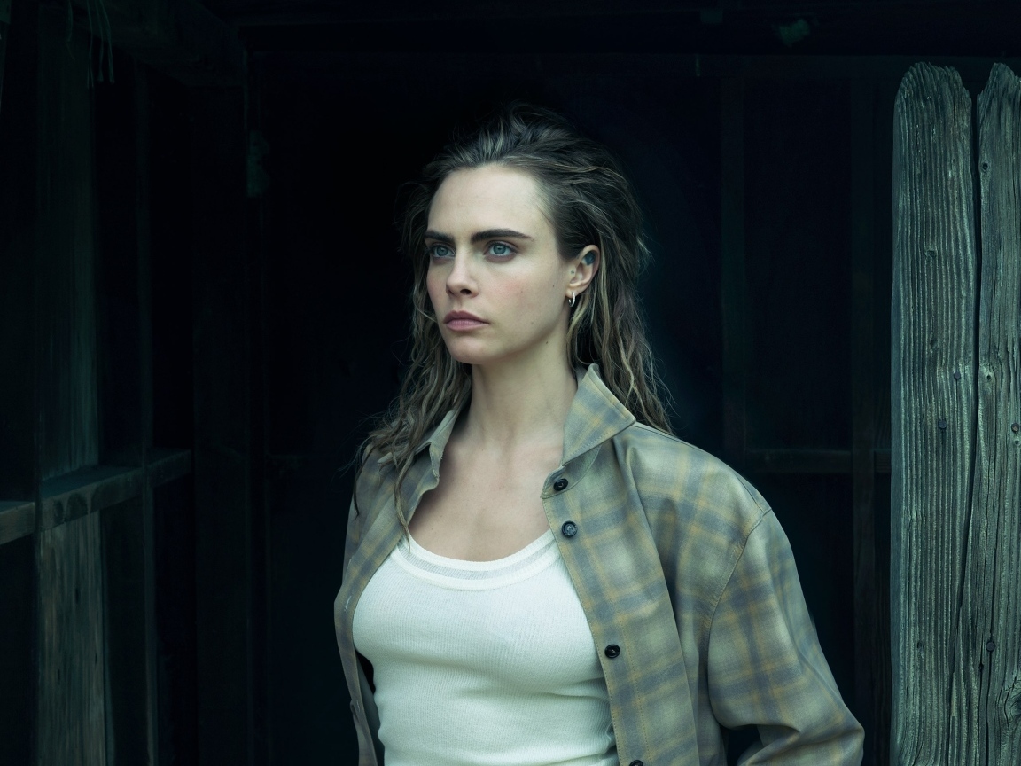 Британская актриса Кара Делевинь в рубашке