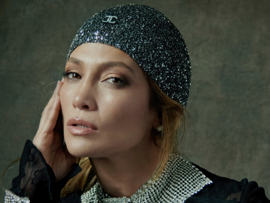 Кареглазая Дженнифер Лопес в блестящей шапке