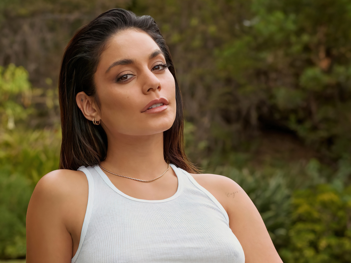 Кареглазая актриса Ванесса Хадженс в белой майке