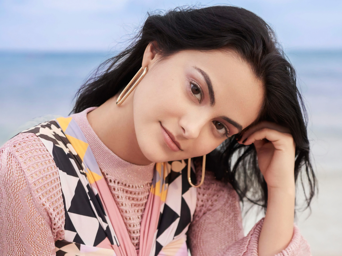 Милая кареглазая девушка актриса Камила Мендес