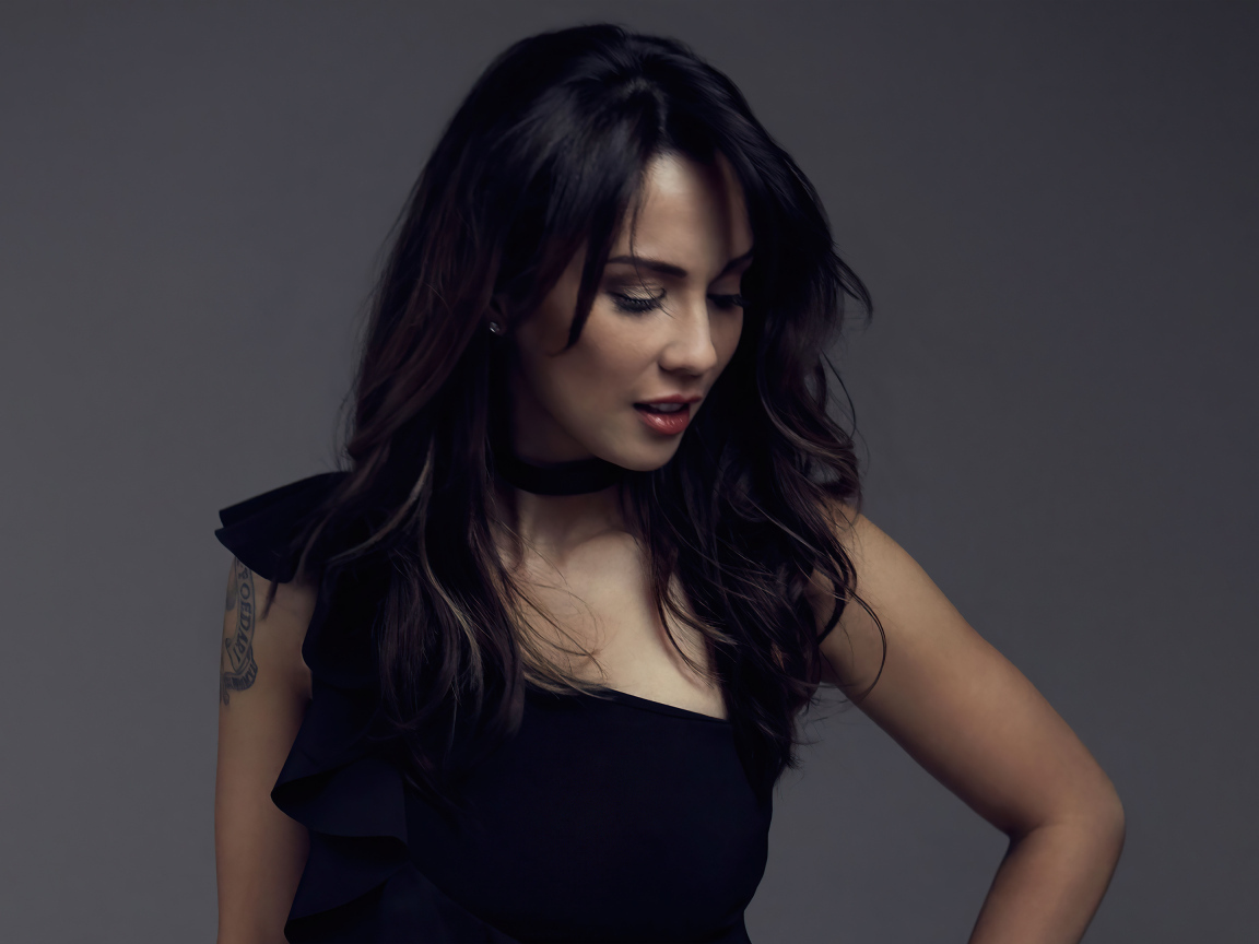 Милая девушка актриса Лекса Дойг  в черном платье