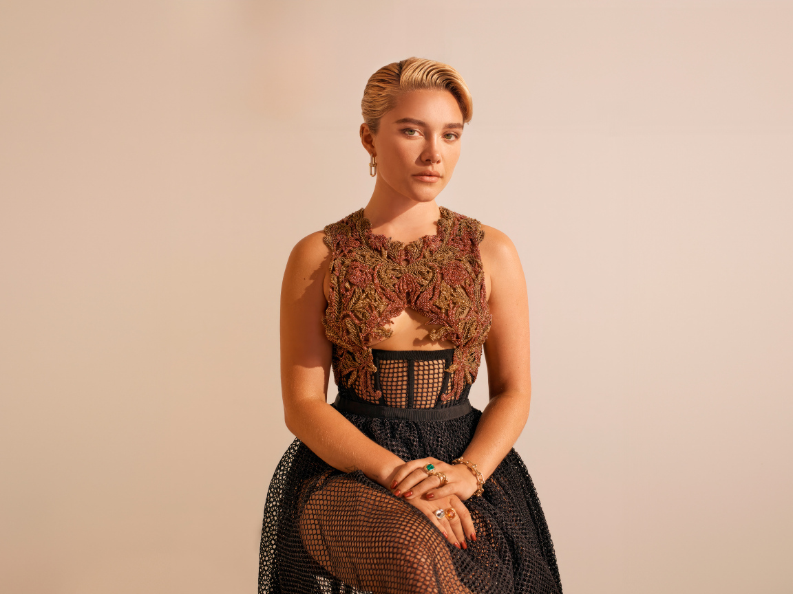 Милая молодая девушка актриса Флоренс Пью в платье