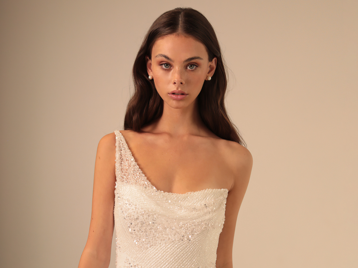 Нежная Мэйка Вулард в белом платье