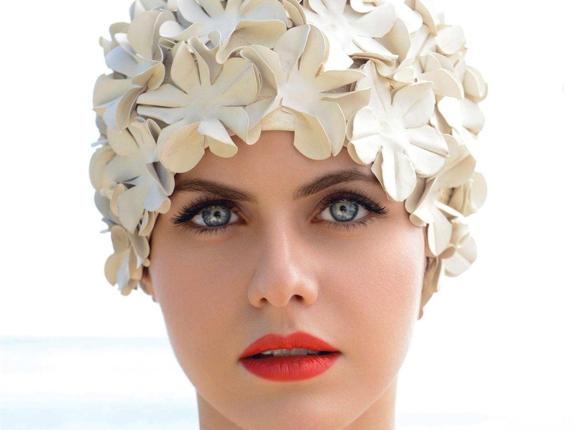 Лицо актрисы Александра Даддарио в шапке крупным планом