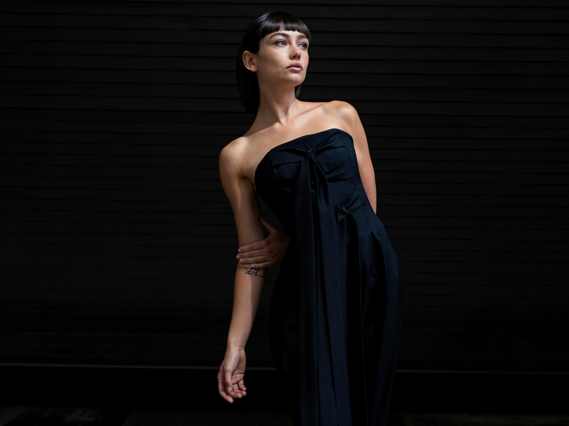 Киноактриса Сидни Чэндлер в черном платье