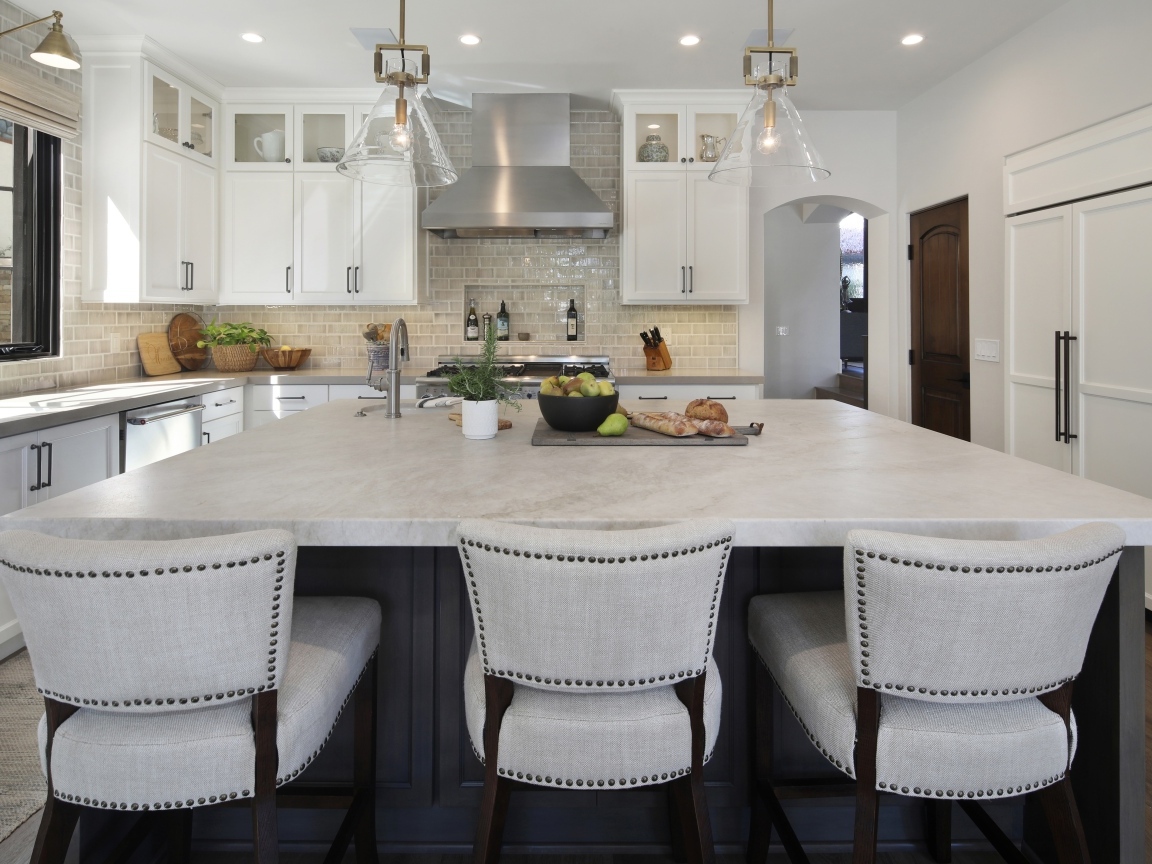 Большой стол со стульями в светлой кухне