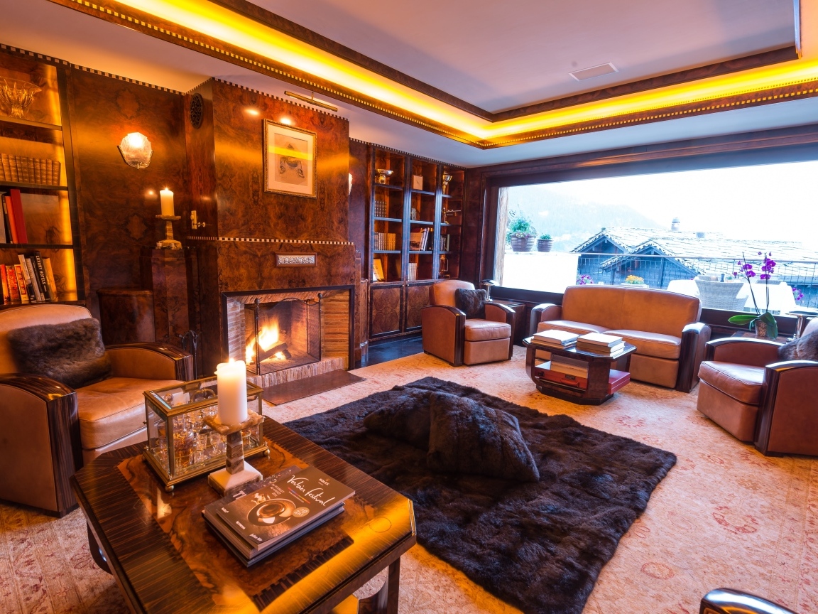 Большое окно в гостиной комнате с камином