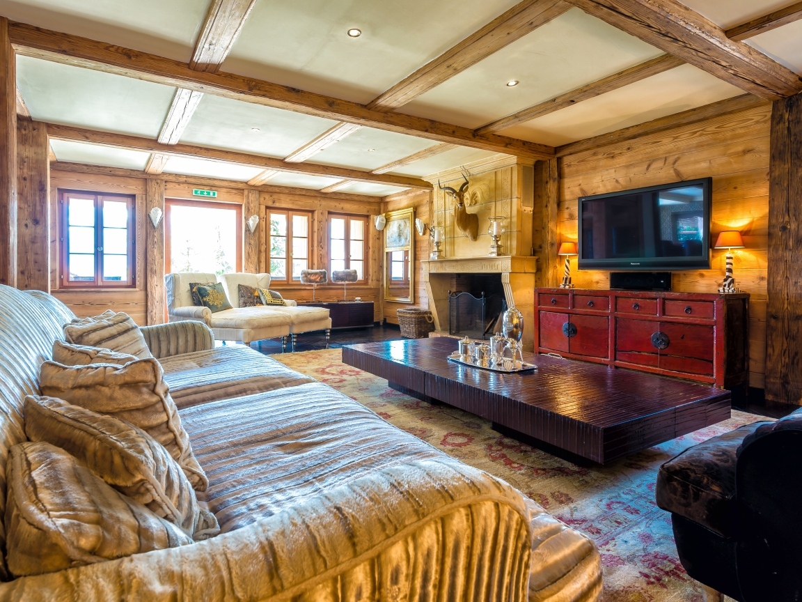 Гостиная   с камином и большим диваном