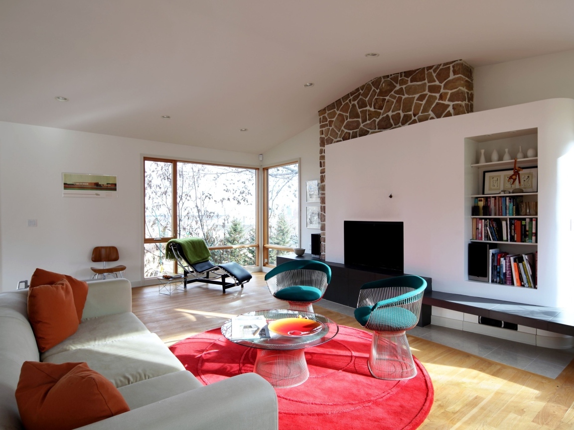 Много мебели в гостиной с большим окном