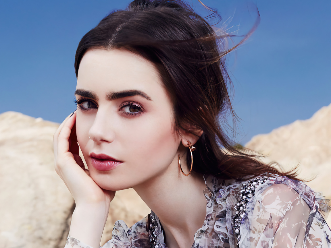 Милая девушка шатенка Лили Коллинз