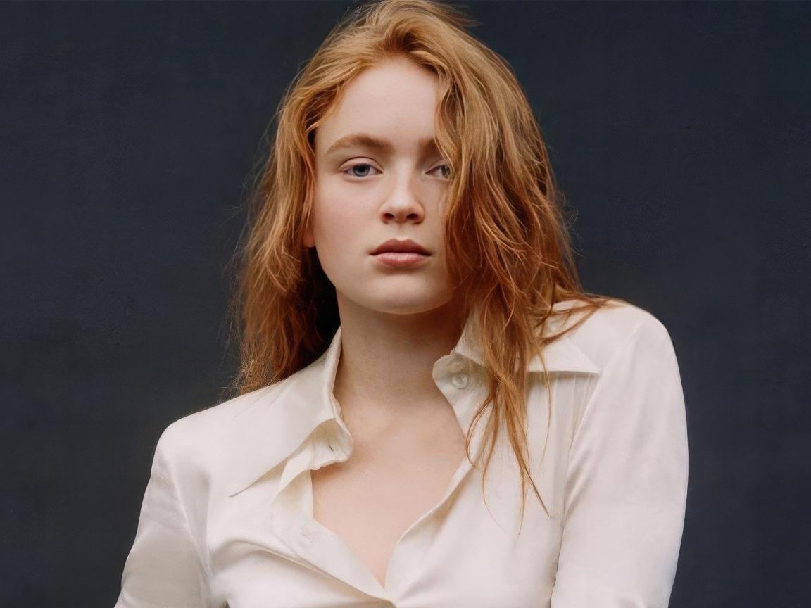 Рыжеволосая девушка актриса Сэди Синк