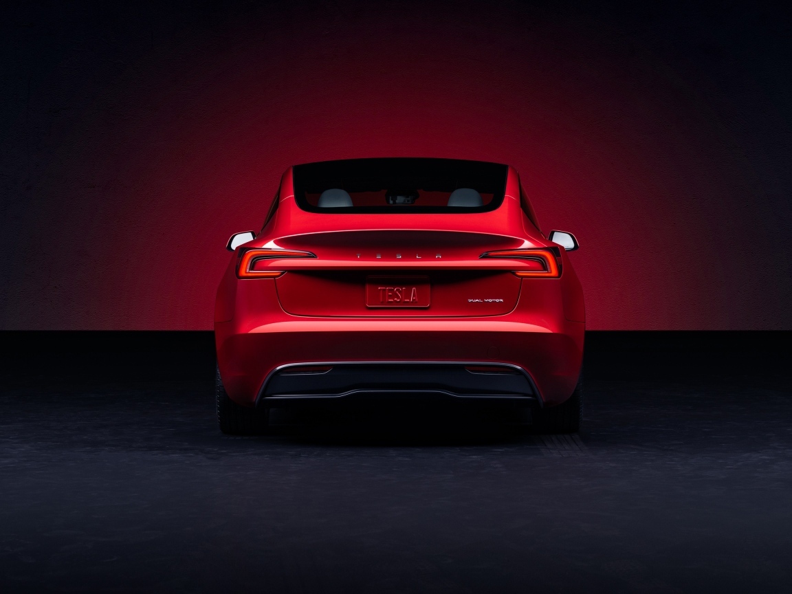 Красный автомобиль Tesla Model 3 2023 года вид сзади