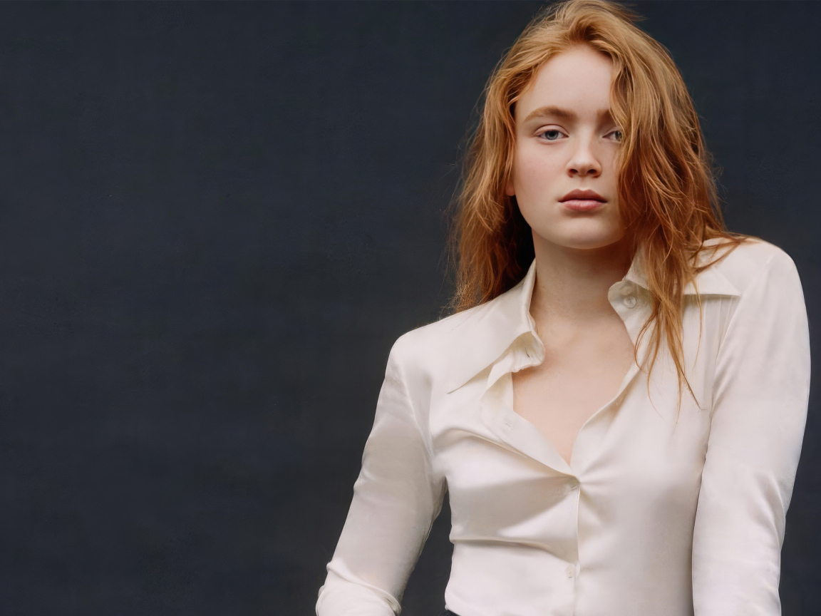 Рыжеволосая Сэди Синк  в белой блузке