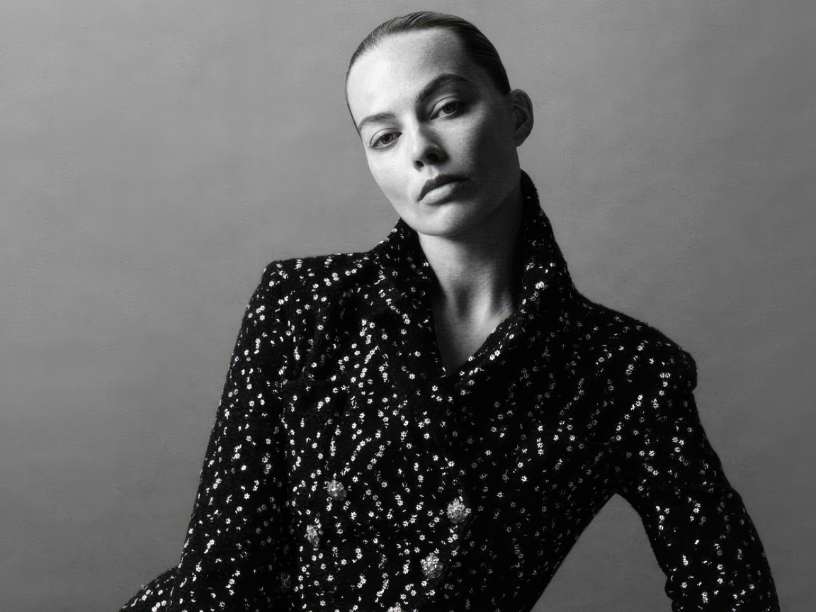 Грустная Марго Робби в блестящем пиджаке на сером фоне