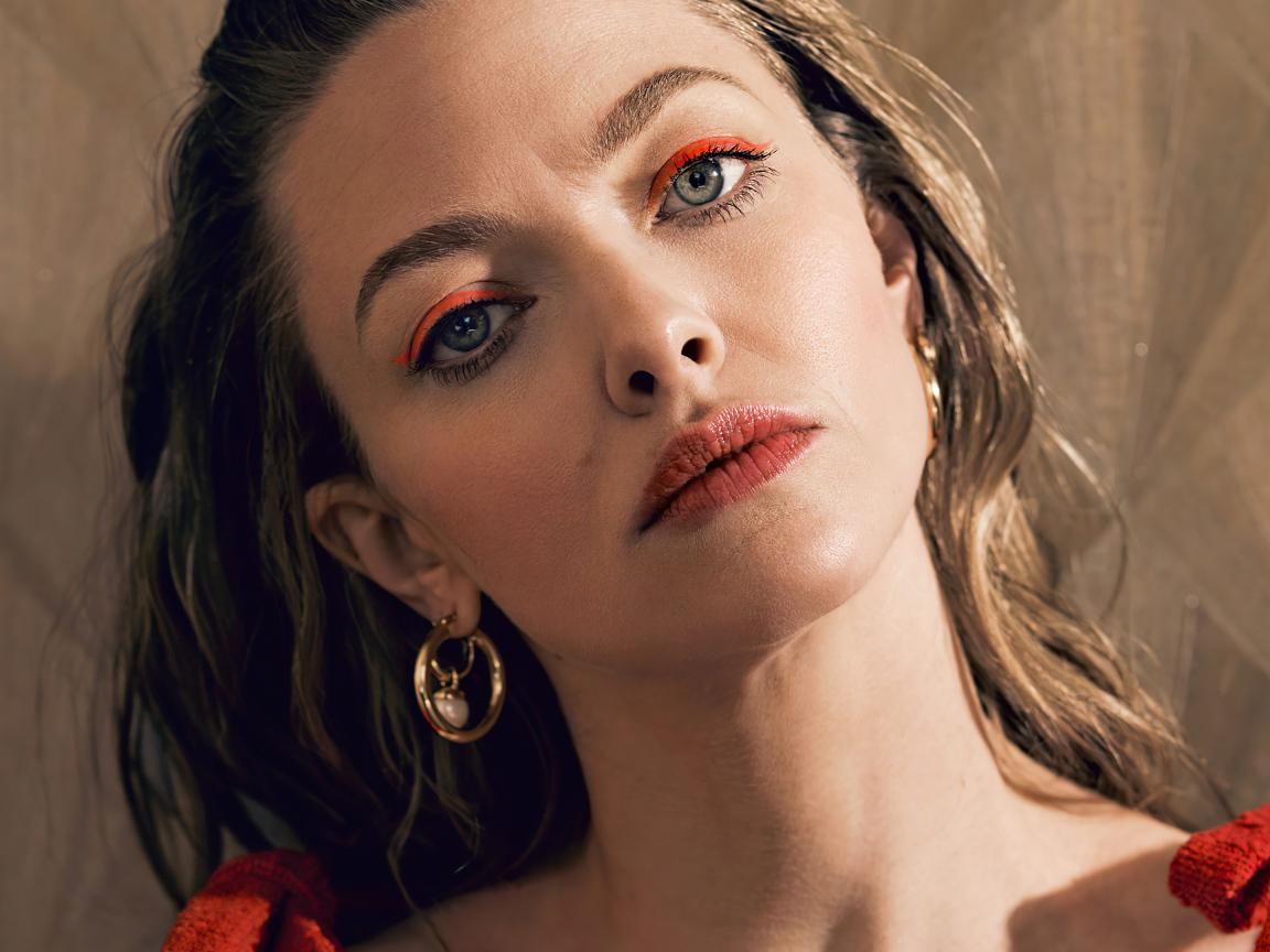 Грустная актриса Аманда Сайфред стоит у стены