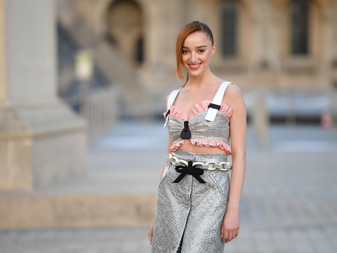 Улыбающаяся актриса Фиби Дайневор