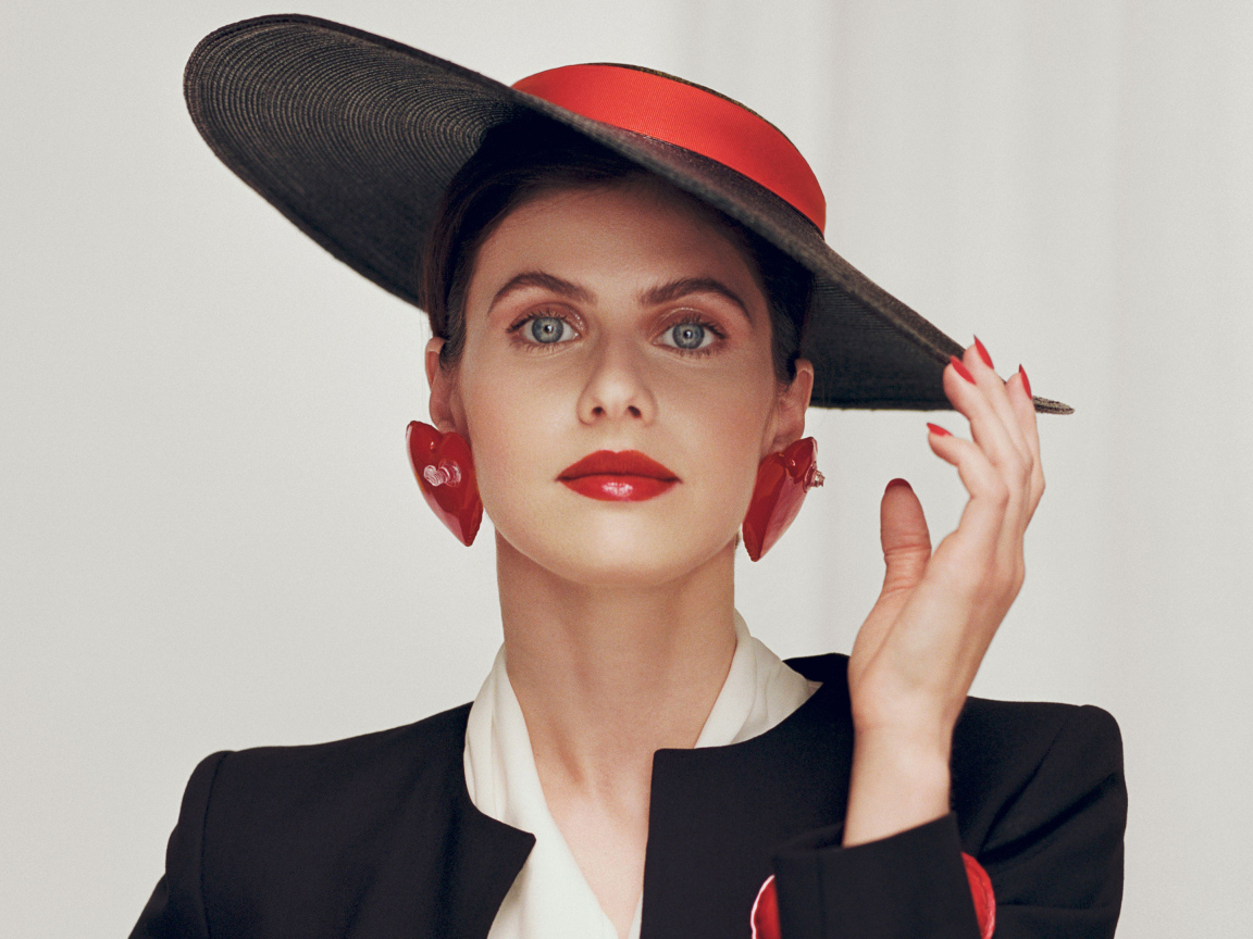 Стильная актриса Александра Даддарио  в большой шляпе