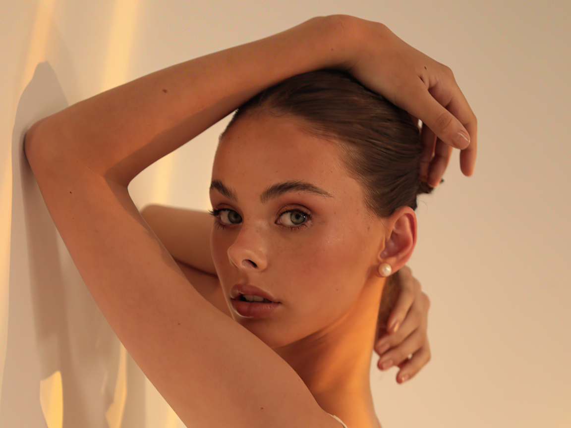 Милая молодая девушка Мэйка Вулард