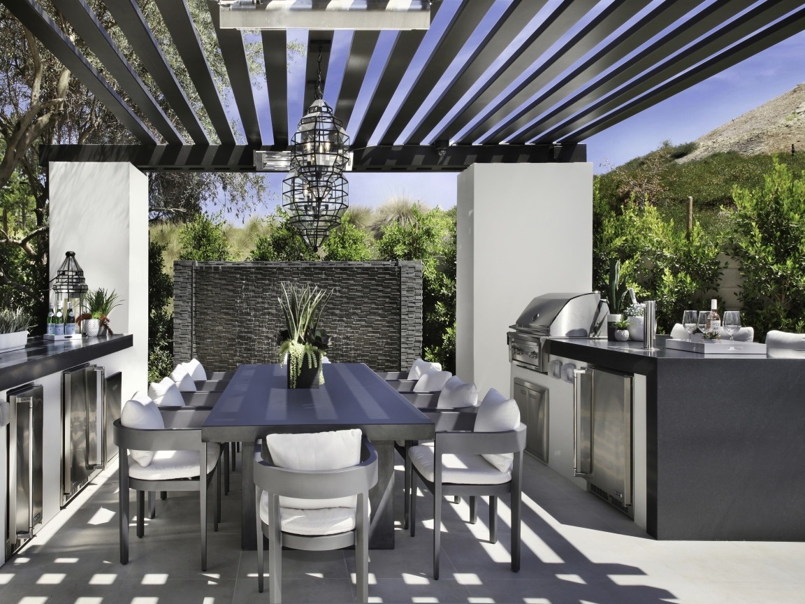 Стол и стулья в кухне в сером цвете