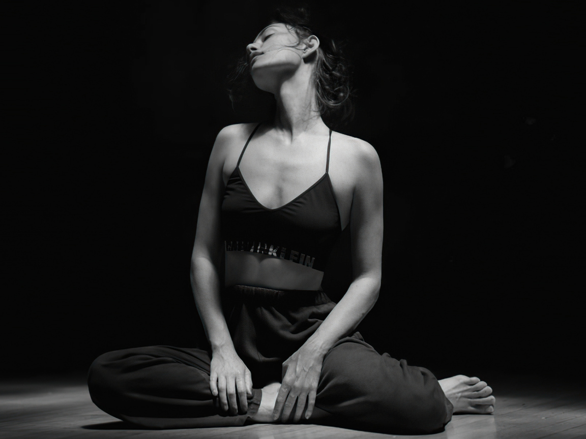 Нежная девушка актриса Фиби Тонкин на черном фоне