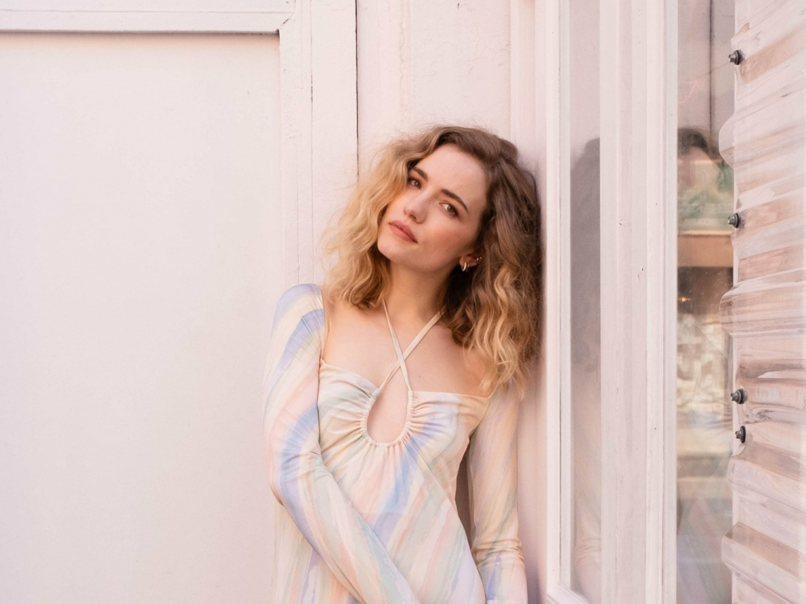 Нежная девушка актриса Уилла Фицджералд у стены