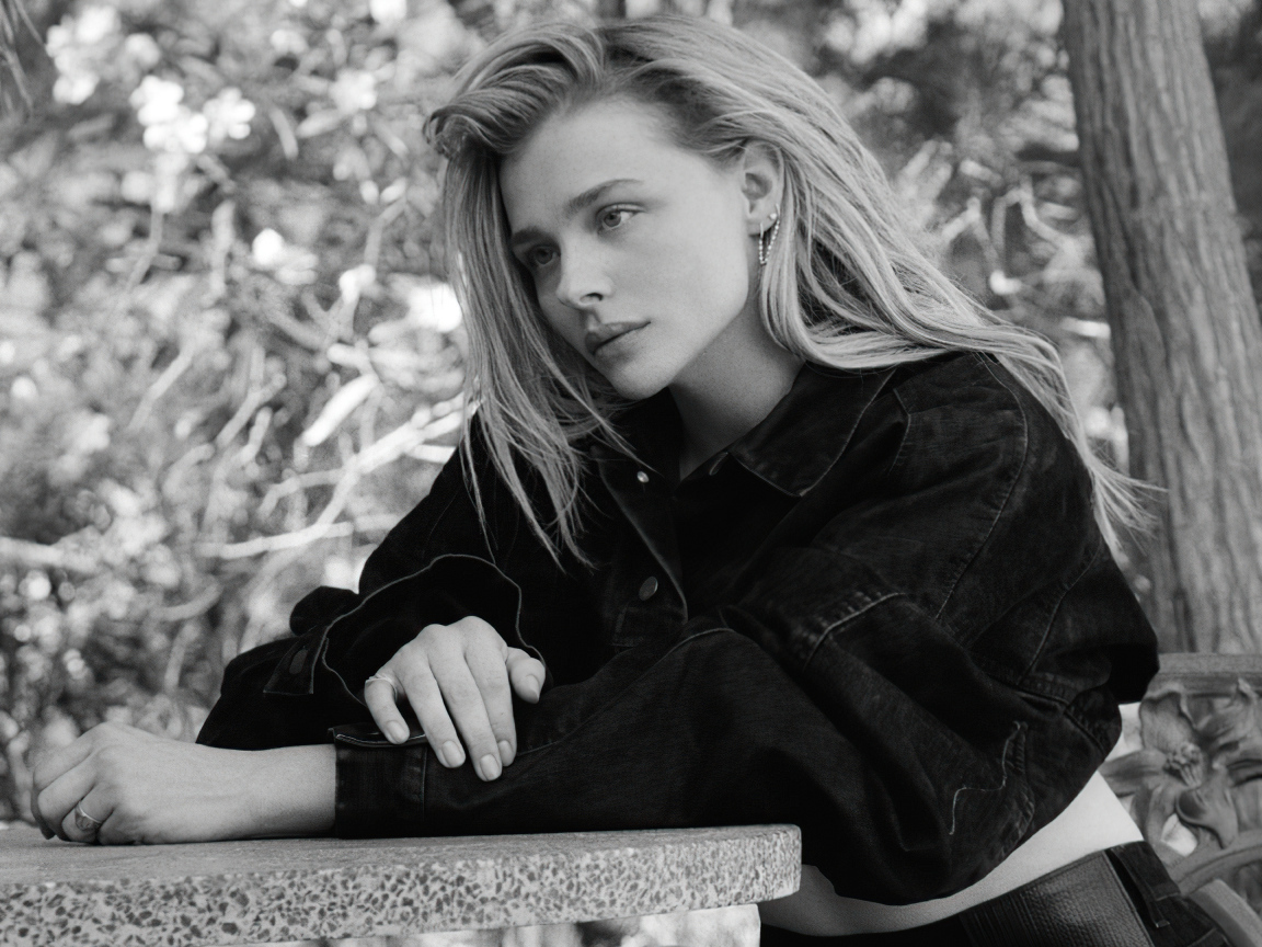 Молодая актриса Хлоя Грейс Морец черно-белое фото